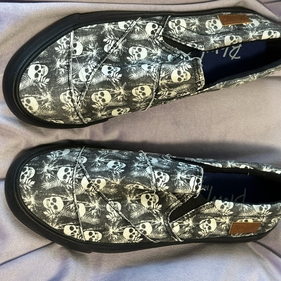 Blowfish Gray Skull Black & White Slip On Tennis Shoes Perfect NEW Size 3 - Picture 2 of 9